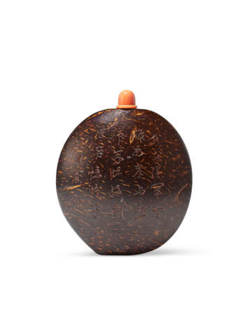 A CARVED COCONUT SHELL SNUFF BOTTLE - photo 2