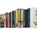 A COLLECTION OF CHINESE SNUFF BOTTLE REFERENCE BOOKS - Foto 1