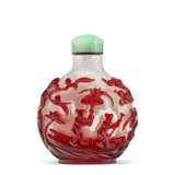 A RED-OVERLAY 'SNOWSTORM' GLASS SNUFF BOTTLE - фото 2