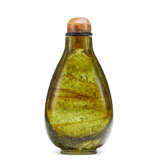 A TRANSPARENT OLIVE-GREEN GLASS SNUFF BOTTLE - фото 2