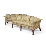 A PAIR OF EARLY GEORGE III WALNUT SOFAS - Foto 1
