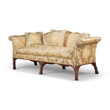 A PAIR OF EARLY GEORGE III WALNUT SOFAS - Foto 3