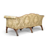 A PAIR OF EARLY GEORGE III WALNUT SOFAS - Foto 4