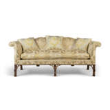 A PAIR OF EARLY GEORGE III WALNUT SOFAS - Foto 5