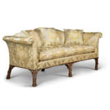 A PAIR OF EARLY GEORGE III WALNUT SOFAS - Foto 6