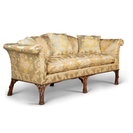 A PAIR OF EARLY GEORGE III WALNUT SOFAS - Foto 6