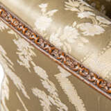 A PAIR OF EARLY GEORGE III WALNUT SOFAS - Foto 7
