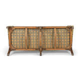 A PAIR OF EARLY GEORGE III WALNUT SOFAS - Foto 8