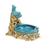 A FRENCH ORMOLU-MOUNTED CHINESE TURQUOISE-GLAZED PORCELAIN FISH WATER-DROPPER AND BASIN - photo 2