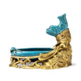 A FRENCH ORMOLU-MOUNTED CHINESE TURQUOISE-GLAZED PORCELAIN FISH WATER-DROPPER AND BASIN - photo 3