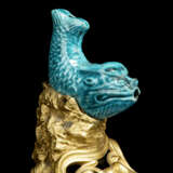 A FRENCH ORMOLU-MOUNTED CHINESE TURQUOISE-GLAZED PORCELAIN FISH WATER-DROPPER AND BASIN - photo 5