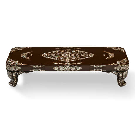 A JAPANESE INLAID BLACK LACQUER DISPLAY TABLE - фото 1