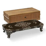 A JAPANESE INLAID BLACK LACQUER DISPLAY TABLE - Foto 3