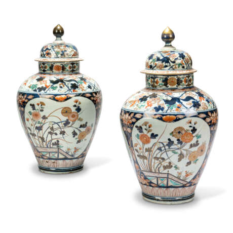 A PAIR OF JAPANESE IMARI LARGE VASES AND COVERS - фото 2