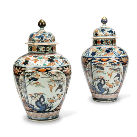 A PAIR OF JAPANESE IMARI LARGE VASES AND COVERS - фото 3