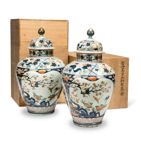 A PAIR OF JAPANESE IMARI LARGE VASES AND COVERS - фото 4