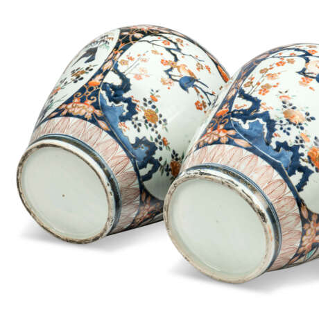 A PAIR OF JAPANESE IMARI LARGE VASES AND COVERS - Foto 5