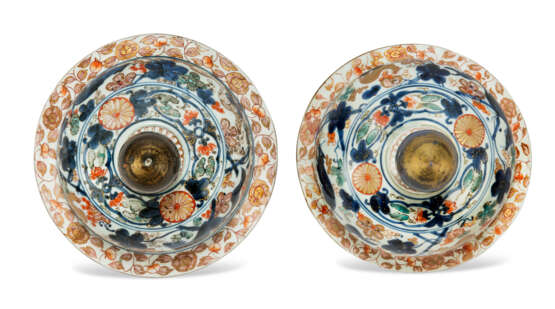 A PAIR OF JAPANESE IMARI LARGE VASES AND COVERS - Foto 6