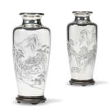 A PAIR OF JAPANESE SILVER VASES - Foto 1
