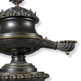 A PAIR OF WILLIAM IV BRONZE COLZA OIL TORCHERES - Foto 2