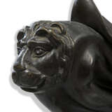 A PAIR OF WILLIAM IV BRONZE COLZA OIL TORCHERES - Foto 4