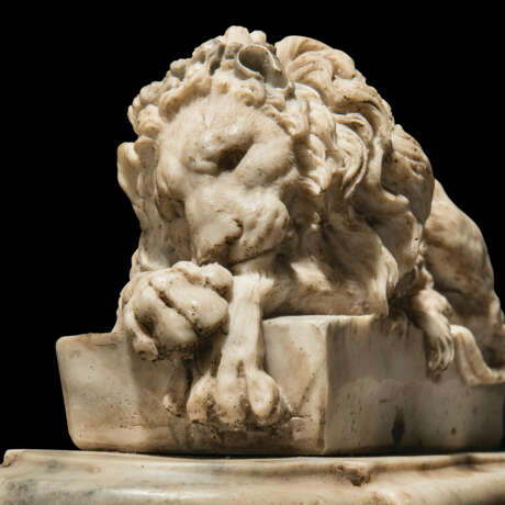 A PAIR OF ITALIAN ALABASTER RECUMBENT LIONS - photo 6