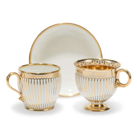 A SEVRES PORCELAIN WHITE AND GOLD COMPOSITE PART COFFEE-SERVICE 'GODRONNEE' - Foto 3