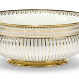 A SEVRES PORCELAIN WHITE AND GOLD COMPOSITE PART COFFEE-SERVICE 'GODRONNEE' - Foto 10