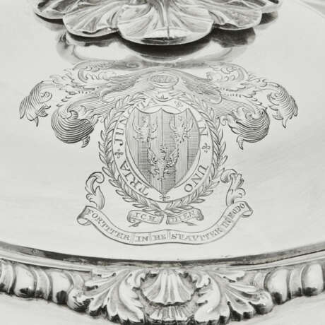 A SET OF FOUR GEORGE III SILVER VEGETABLE DISHES AND COVERS - фото 2