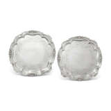 A PAIR OF GEORGE IV SILVER SALVERS - фото 1