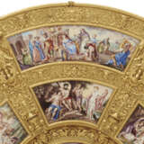 A VIENNESE GILT-METAL AND ENAMEL CHARGER - Foto 4