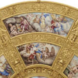 A VIENNESE GILT-METAL AND ENAMEL CHARGER - Foto 6
