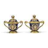 A PAIR OF FRENCH ORMOLU-MOUNTED SEVRES-STLYE COBALT BLUE-GROUND PORCELAIN VASES AND COVERS - Foto 2