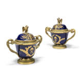A PAIR OF FRENCH ORMOLU-MOUNTED SEVRES-STLYE COBALT BLUE-GROUND PORCELAIN VASES AND COVERS - Foto 3