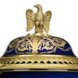 A PAIR OF FRENCH ORMOLU-MOUNTED SEVRES-STLYE COBALT BLUE-GROUND PORCELAIN VASES AND COVERS - Foto 4