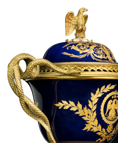 A PAIR OF FRENCH ORMOLU-MOUNTED SEVRES-STLYE COBALT BLUE-GROUND PORCELAIN VASES AND COVERS - Foto 5