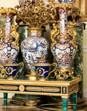 A PAIR OF FRENCH ORMOLU-MOUNTED SEVRES-STLYE COBALT BLUE-GROUND PORCELAIN VASES AND COVERS - фото 9