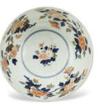 A JAPANESE IMARI LARGE BOWL - фото 5