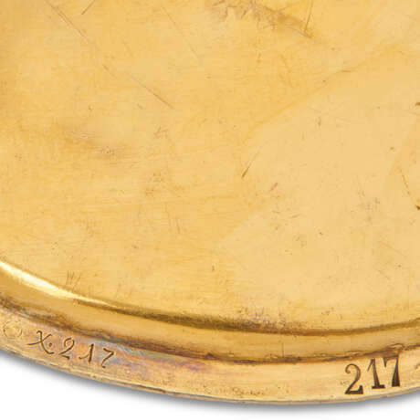 A RUSSIAN SILVER-GILT SALVER PROBABLY FROM THE MIKHAIL PAVLOVICH SERVICE - Foto 3