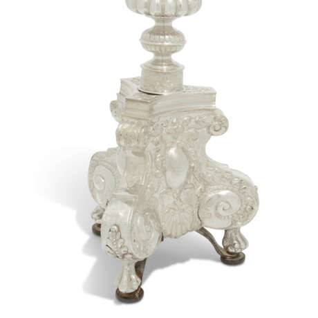 A PAIR OF SPANISH SILVER ALTAR-CANDLESTICKS - фото 2