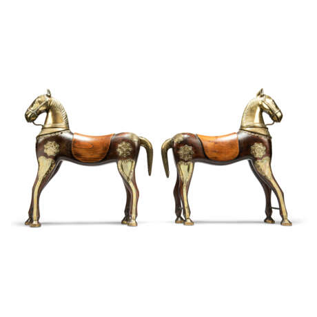 A PAIR OF BRASS-MOUNTED TEAK PROCESSIONAL HORSES - фото 4
