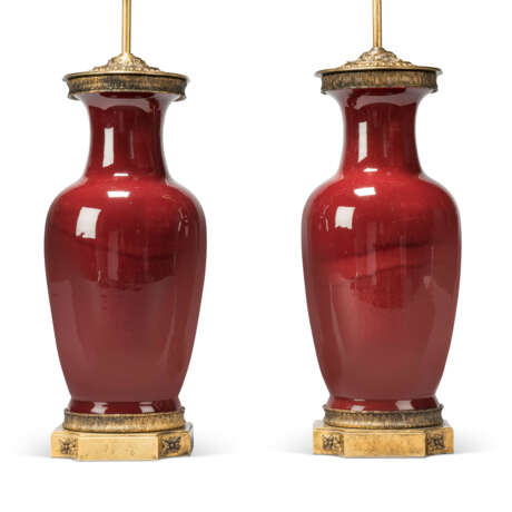 A PAIR OF ORMOLU-MOUNTED CHINESE SANG-DE-BOEUF PORCELAIN BALUSTER VASE LAMPS - фото 2