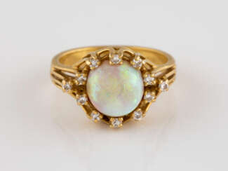 OPAL-RING MIT DIAMANTBESATZ