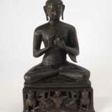 Buddha auf figuralem Sockel. - Foto 1