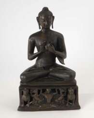 Buddha auf figuralem Sockel.