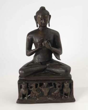 Buddha auf figuralem Sockel. - photo 1