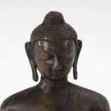 Buddha auf figuralem Sockel. - Foto 2