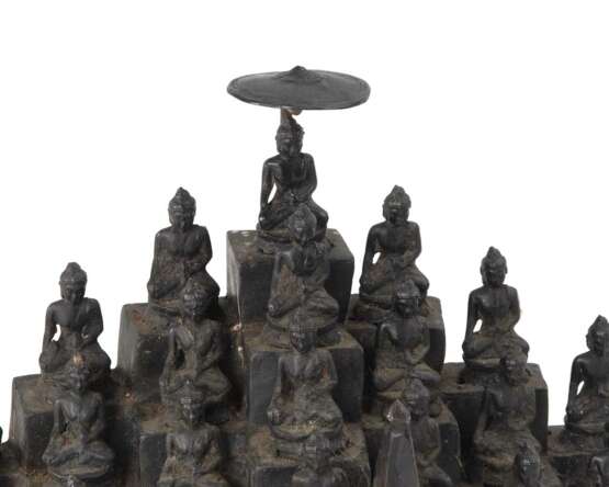 Treppenplastik mit 23 Buddhafiguren. - photo 2