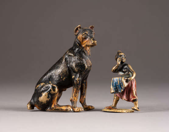 Zwei Kleinplastiken: sitzender Hund und Frau mit Nachttopf - Foto 1
