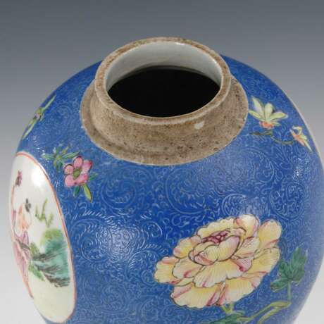 Blaue Vase auf Holzsockel. - Foto 3